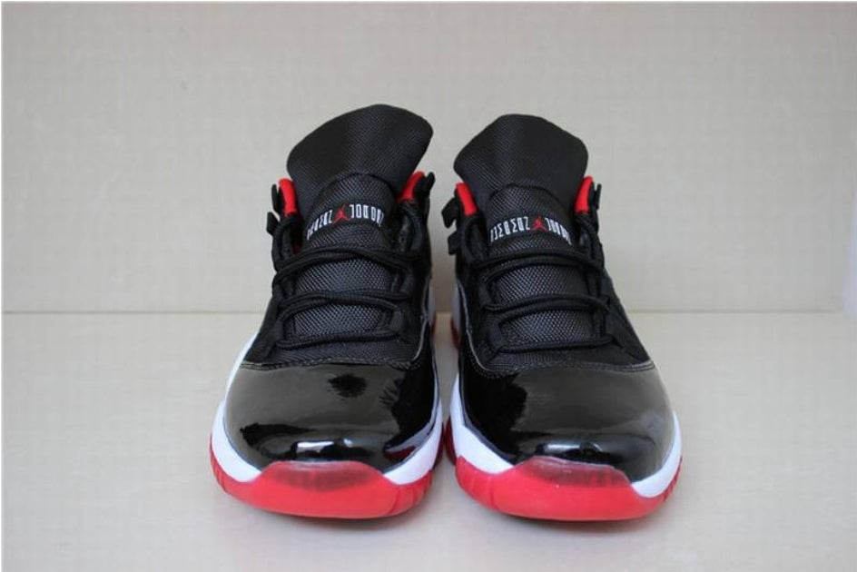 Baskets Air Jordan 11 Low Black Red