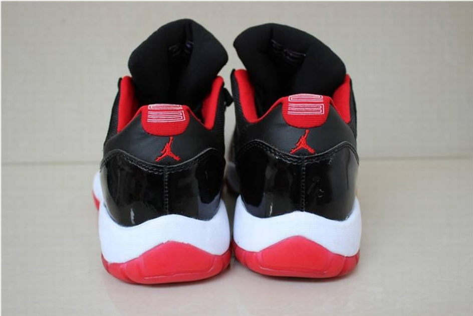 Baskets Air Jordan 11 Low Black Red