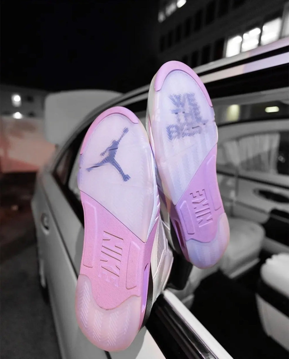 Les baskets Air Jordan 5 offrent un style audacieux et une performance exceptionnelle. leur design unique emblématique. Pas cher. Le moins cher.