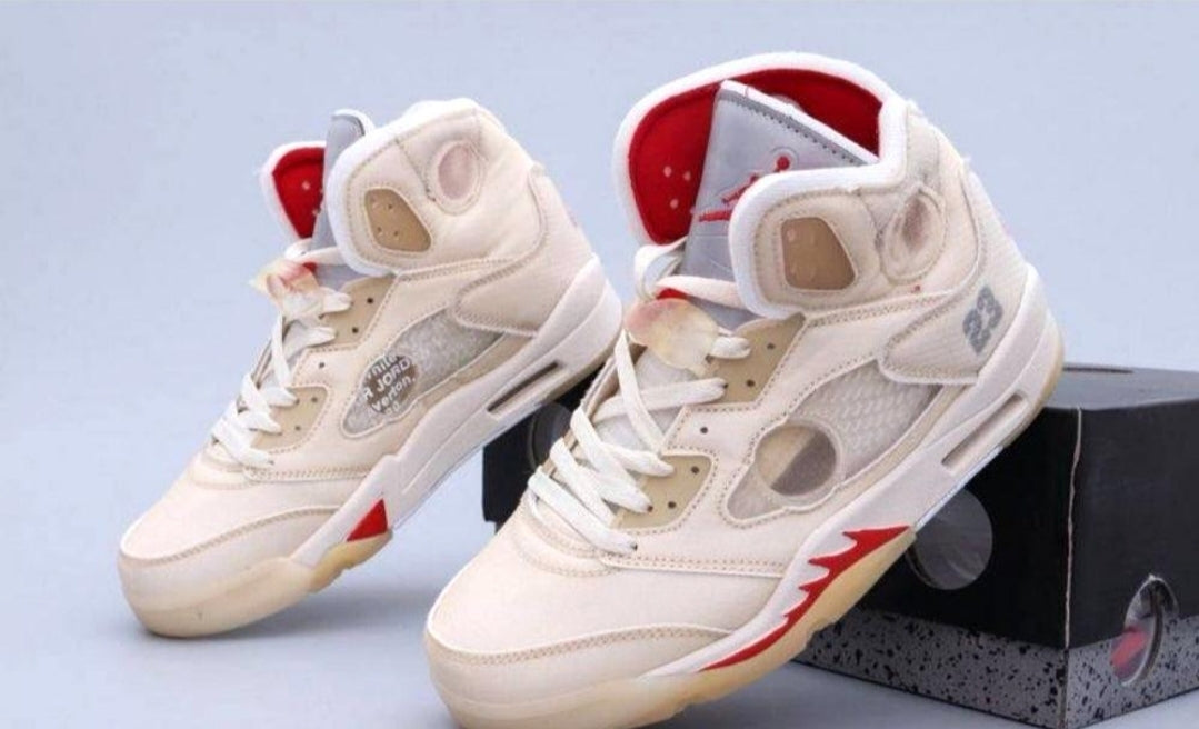 Les baskets Air Jordan 5 offrent un style audacieux et une performance exceptionnelle. leur design unique emblématique. Pas cher. Le moins cher.
