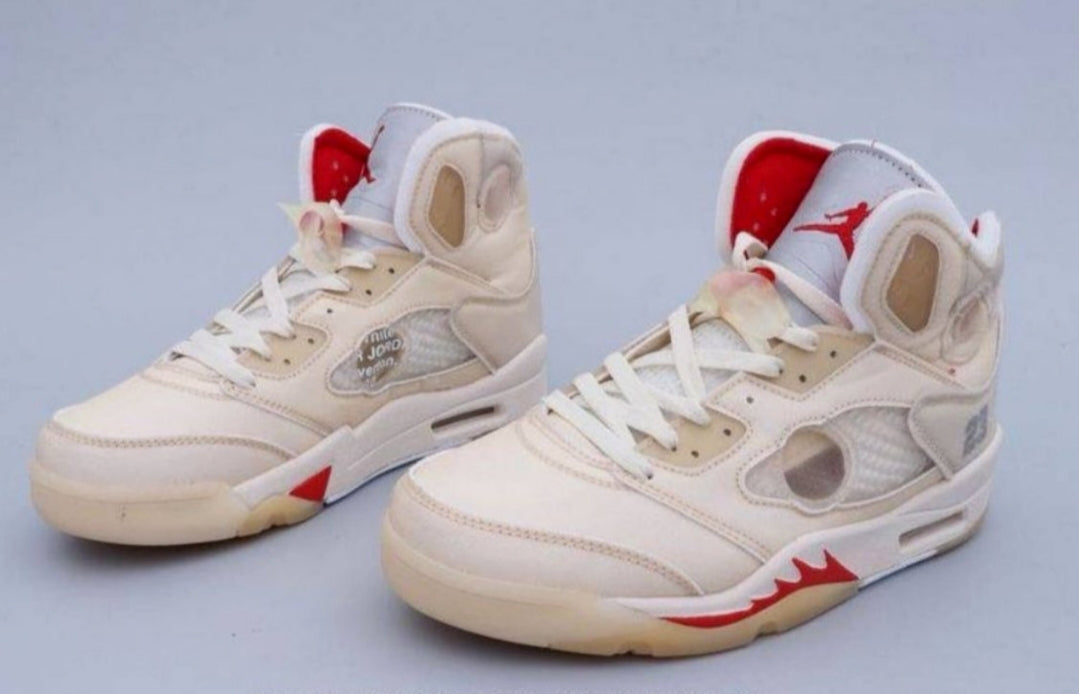 Les baskets Air Jordan 5 offrent un style audacieux et une performance exceptionnelle. leur design unique emblématique. Pas cher. Le moins cher.