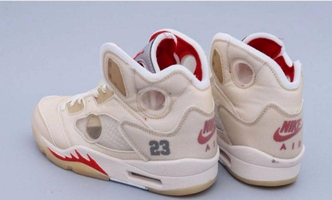 Les baskets Air Jordan 5 offrent un style audacieux et une performance exceptionnelle. leur design unique emblématique. Pas cher. Le moins cher.