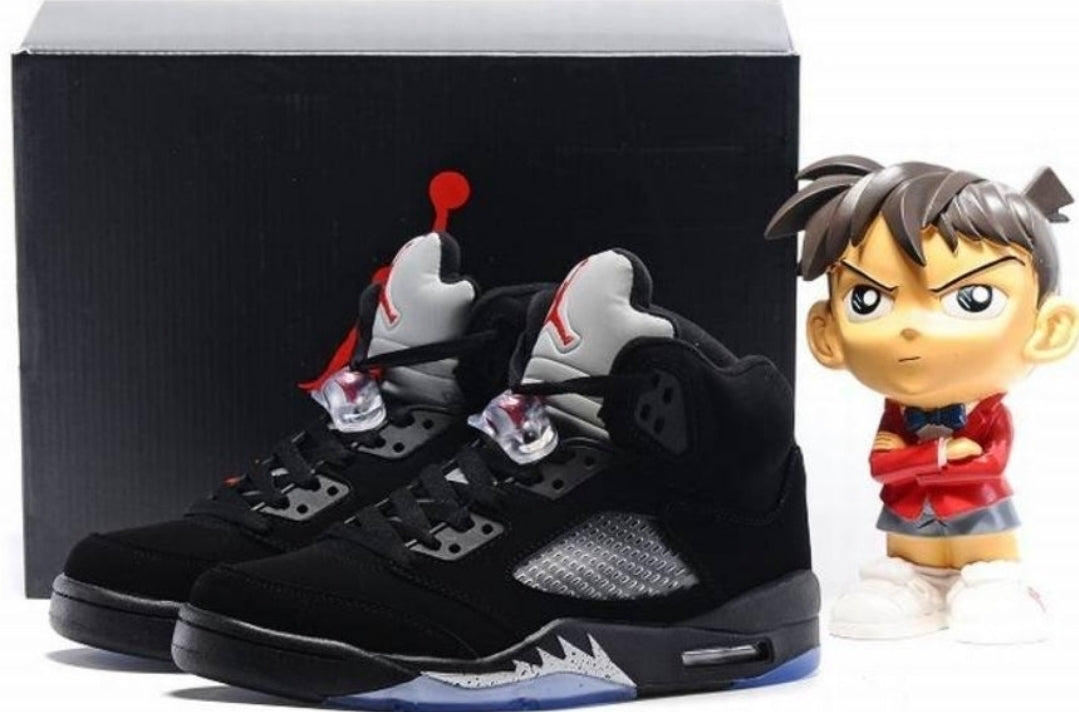 Les baskets Air Jordan 5 offrent un style audacieux et une performance exceptionnelle. leur design unique emblématique. Pas cher. Le moins cher.