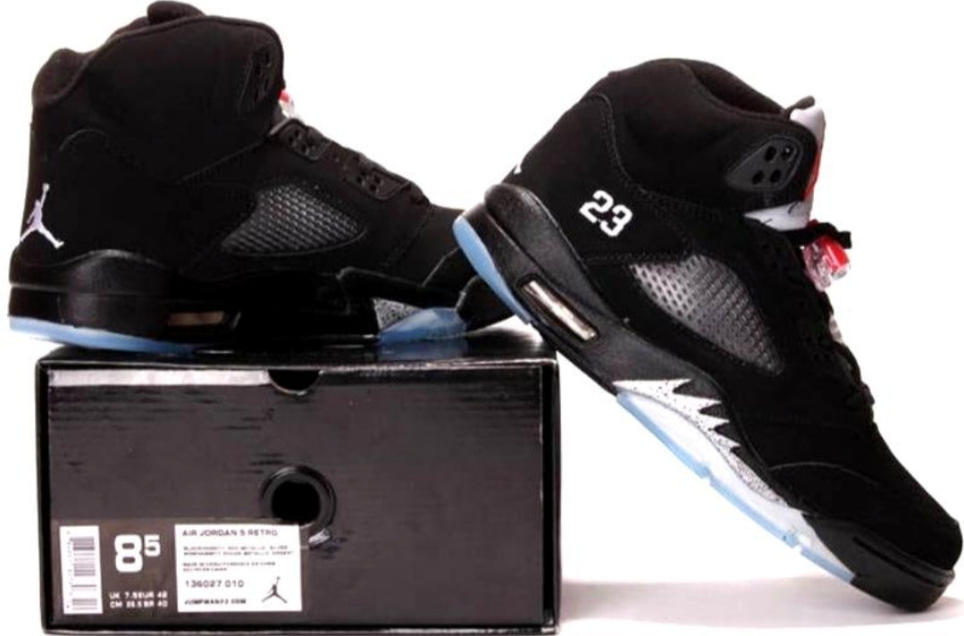 Les baskets Air Jordan 5 offrent un style audacieux et une performance exceptionnelle. leur design unique emblématique. Pas cher. Le moins cher.