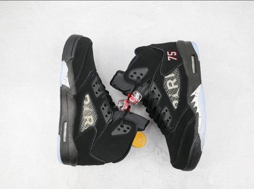 Les baskets Air Jordan 5 offrent un style audacieux et une performance exceptionnelle. leur design unique emblématique. Pas cher. Le moins cher.