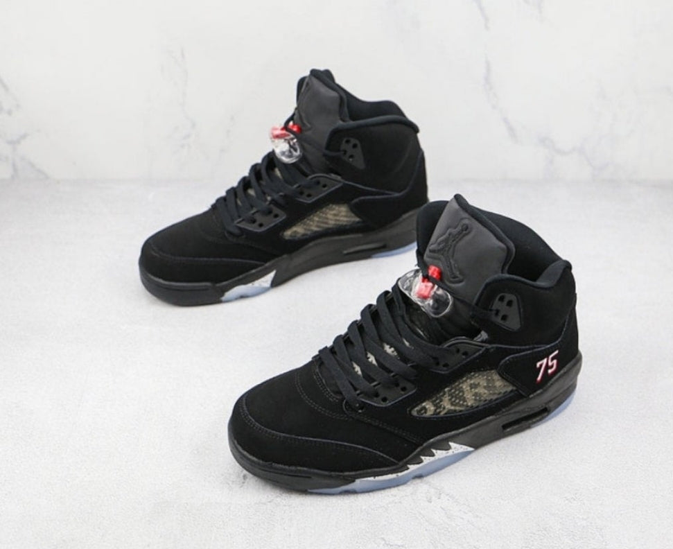 Les baskets Air Jordan 5 offrent un style audacieux et une performance exceptionnelle. leur design unique emblématique. Pas cher. Le moins cher.