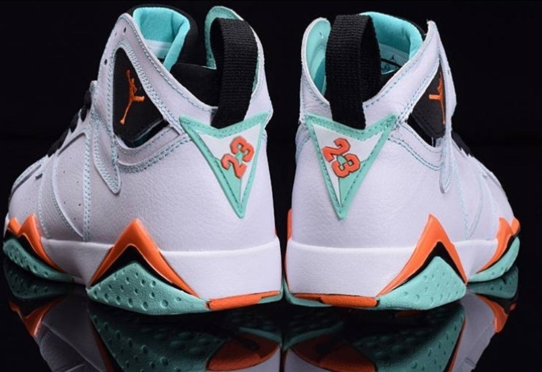 Les baskets Air Jordan 7 offrent un style iconique et une performance exceptionnelle.
design emblématique haute qualité. Au meilleur prix. Pas cher