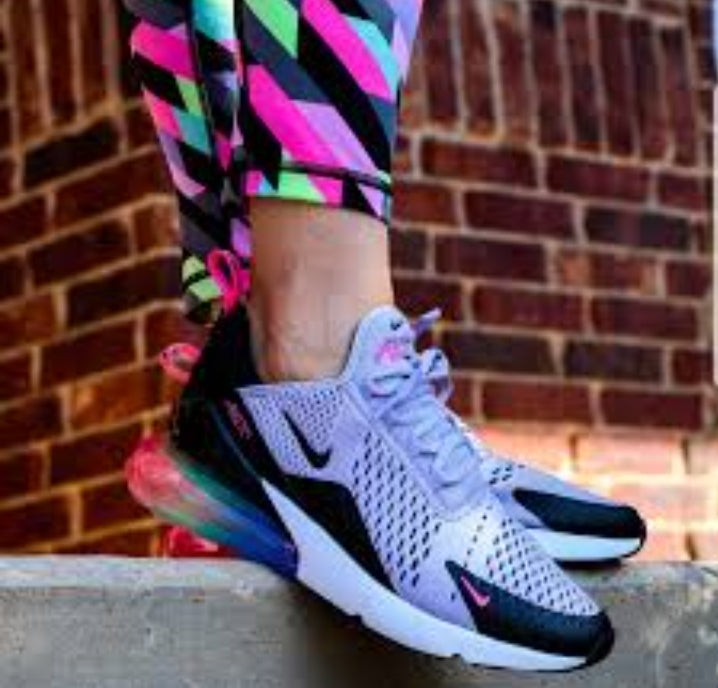 Les baskets Nike Air Max 270 Femme se démarquent par leur esthétique futuriste et leur technologie innovante.