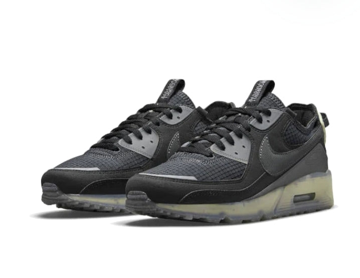 Les baskets Nike Air Max 90 Futura sont des pièces maîtresses de la mode.