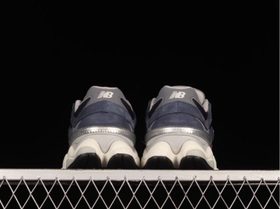Découvrez les Baskets New Balance 9060 Navy Burgundy, fusion parfaite entre style futuriste et héritage académique. Améliorez votre collection aujourd'hui !