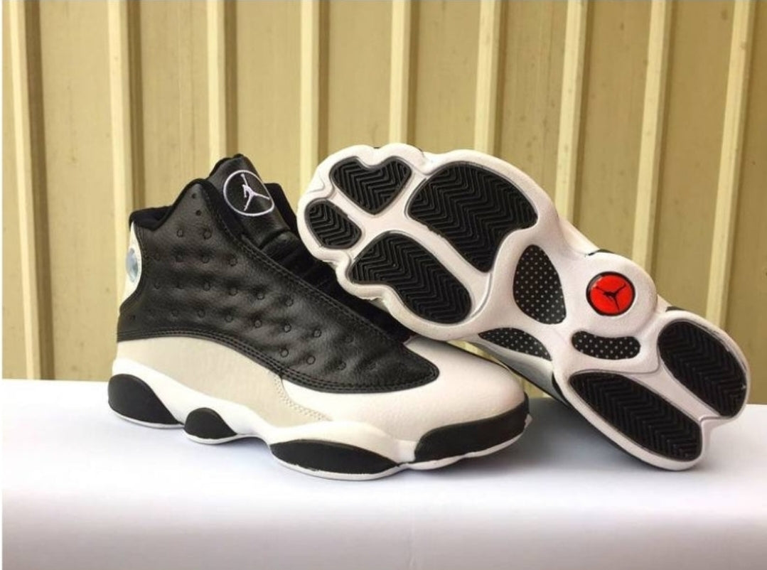 Les Air Jordan 13 "Love & Respect" (Black and White) Femme permettent de personnaliser votre style tout en bénéficiant d’un confort supérieur.