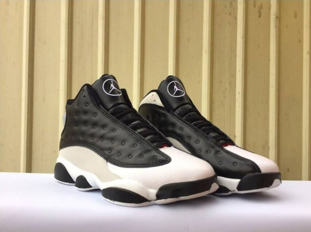 Les Air Jordan 13 "Love & Respect" (Black and White) Femme permettent de personnaliser votre style tout en bénéficiant d’un confort supérieur.