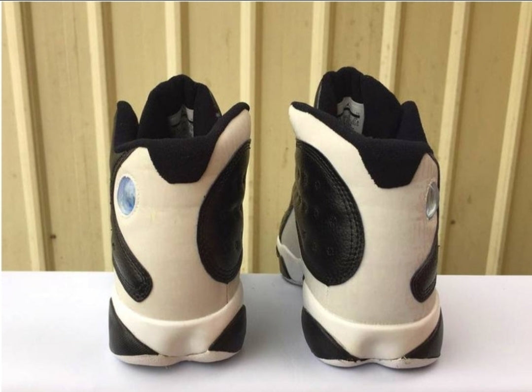 Les Air Jordan 13 "Love & Respect" (Black and White) Femme permettent de personnaliser votre style tout en bénéficiant d’un confort supérieur.