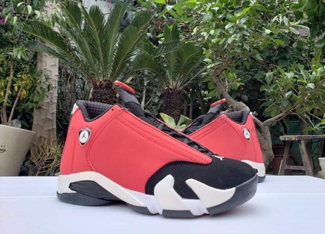 Les baskets Air Jordan 14 offrent un style emblématique et une performance exceptionnelle.
design distinctif. Pas cher. Moins cher.