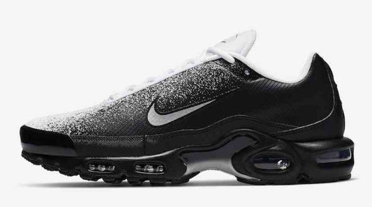 baskets Nike Tn Air Max Plus Black White Spray Paint