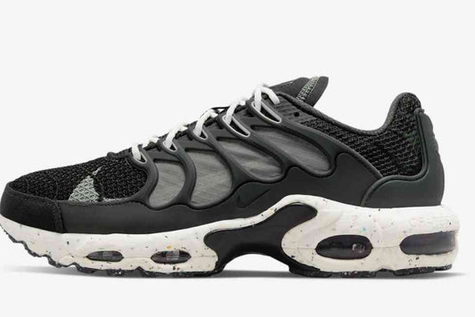 Les baskets Nike TN Air Max Terrascape Plus offrent un style polyvalent et une performance robuste.
 design distinctif.pas cher. Le moins cher.