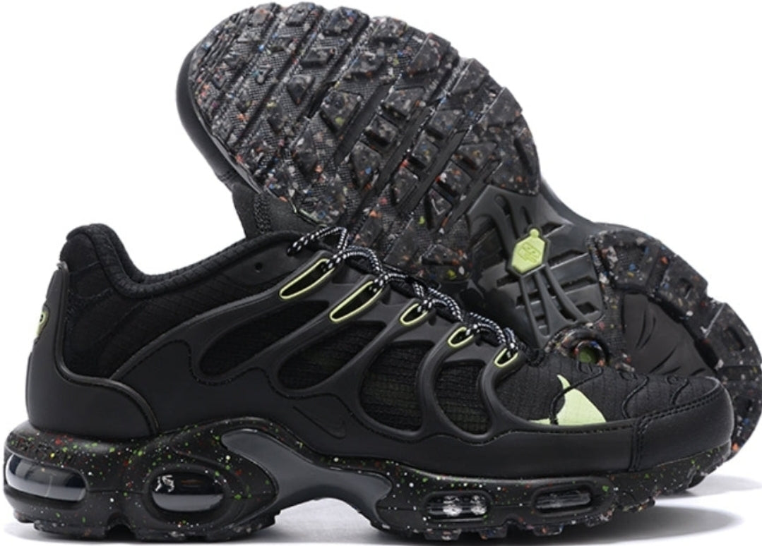 Les baskets Nike TN Air Max Terrascape Plus offrent un style polyvalent et une performance robuste.
design distinctif.pas cher. Le moins cher.