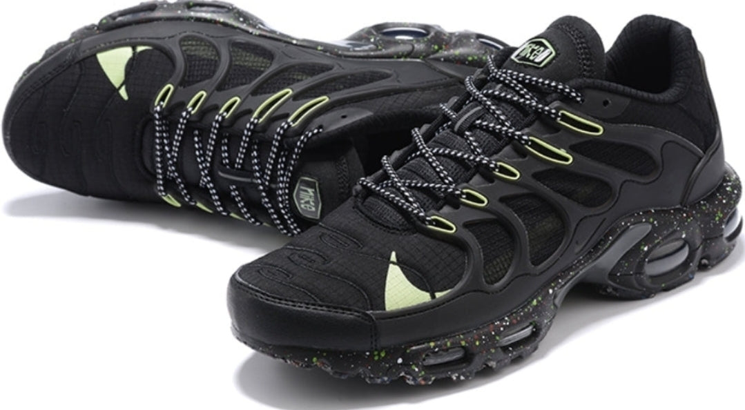 Les baskets Nike TN Air Max Terrascape Plus offrent un style polyvalent et une performance robuste.
design distinctif.pas cher. Le moins cher.