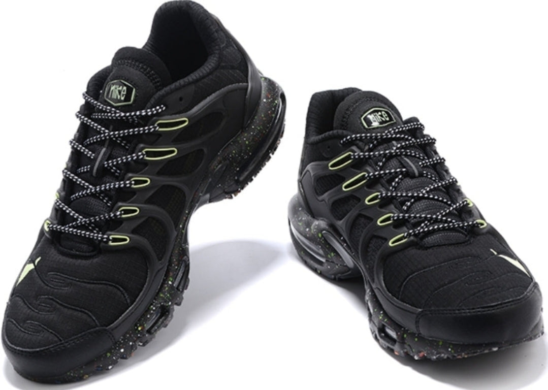Les baskets Nike TN Air Max Terrascape Plus offrent un style polyvalent et une performance robuste.
design distinctif.pas cher. Le moins cher.