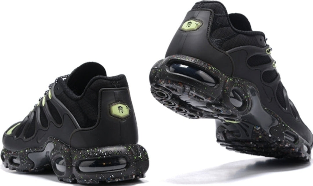 Les baskets Nike TN Air Max Terrascape Plus offrent un style polyvalent et une performance robuste.
design distinctif.pas cher. Le moins cher.