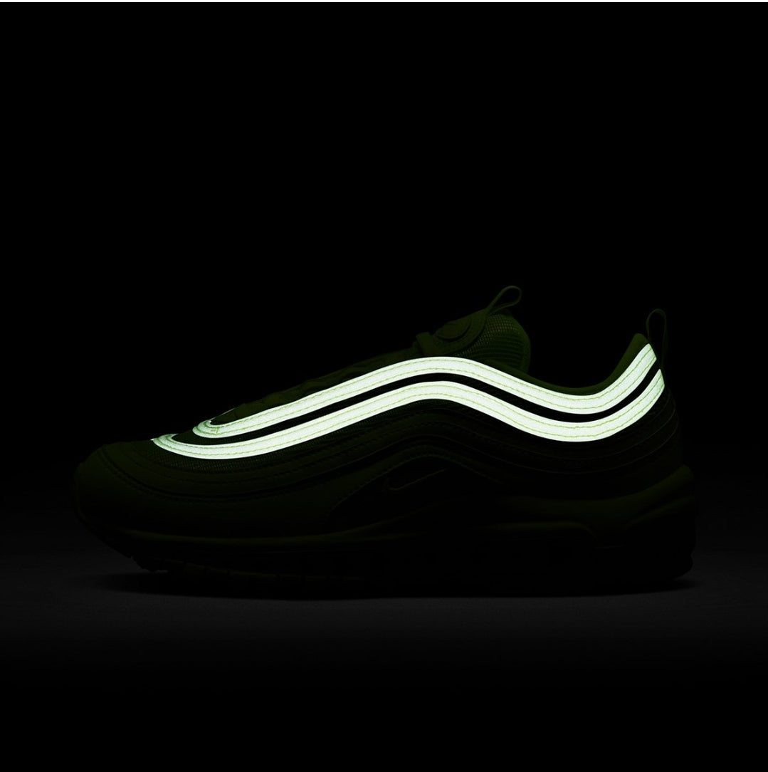 Les baskets Nike Air Max 97 sont synonymes de style emblématique et de confort absolu. Leur design ondulé distinctif.pas cher. Le moins cher.