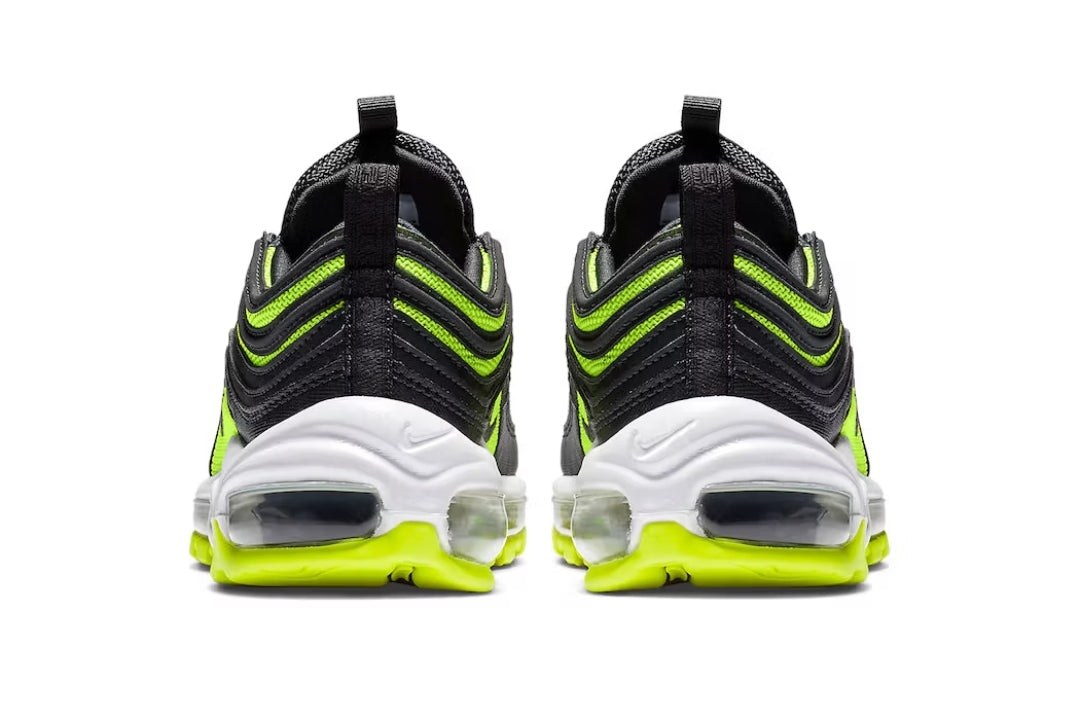 Les baskets Nike Air Max 97 sont synonymes de style emblématique et de confort absolu. Leur design ondulé distinctif.pas cher. Le moins cher.