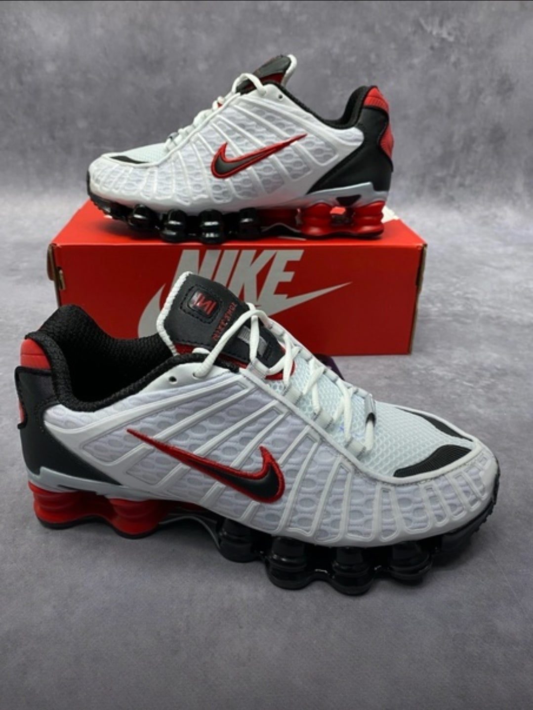 Les baskets Nike Shox TL allient un style avant-gardiste et une innovation technique avancée. Leur design unique et leurs détails sophistiqués.