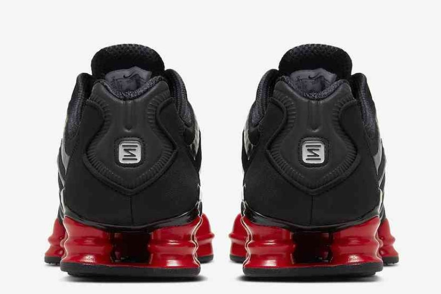 Les baskets Nike Shox TL allient un style avant-gardiste et une innovation technique avancée. Leur design unique et leurs détails sophistiqués.