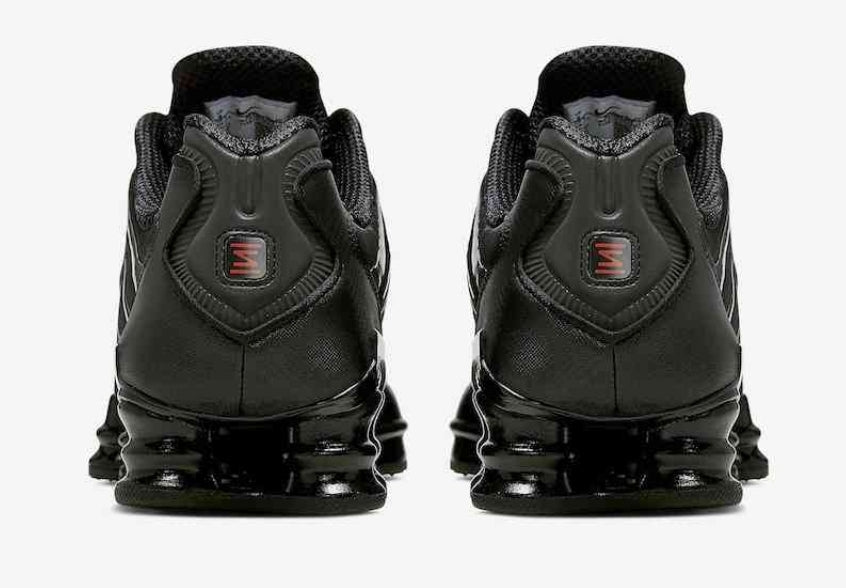 Les baskets Nike Shox TL allient un style avant-gardiste et une innovation technique avancée. Leur design unique et leurs détails sophistiqués.