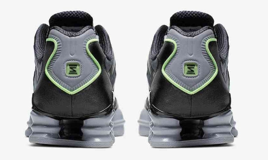 Les baskets Nike Shox TL allient un style avant-gardiste et une innovation technique avancée. Leur design unique et leurs détails sophistiqués.