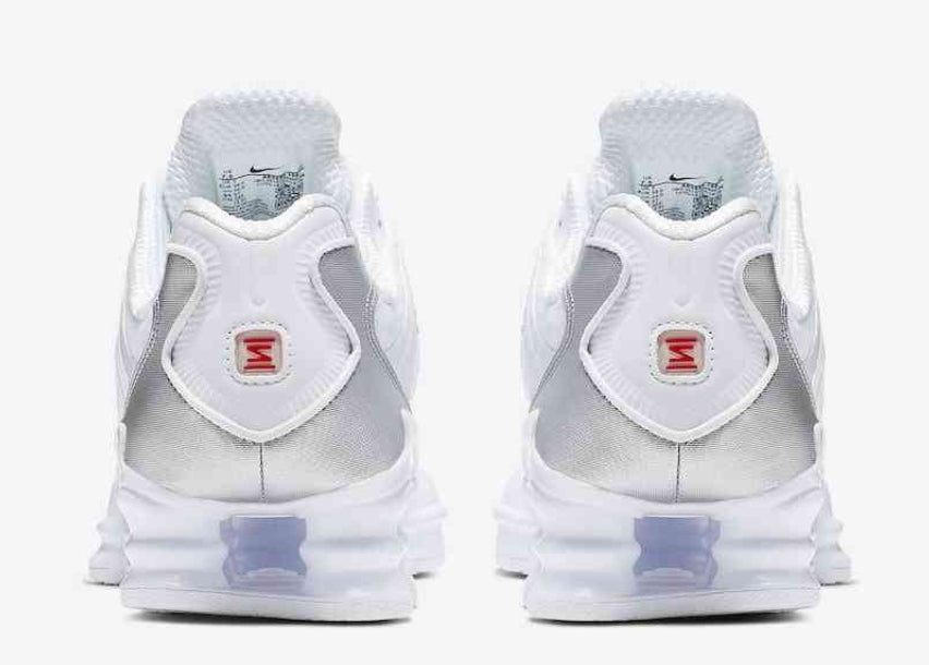 Les baskets Nike Shox TL allient un style avant-gardiste et une innovation technique avancée. Leur design unique et leurs détails sophistiqués.