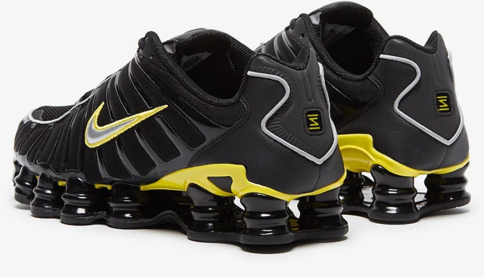 Les baskets Nike Shox TL allient un style avant-gardiste et une innovation technique avancée. Leur design unique et leurs détails sophistiqués.