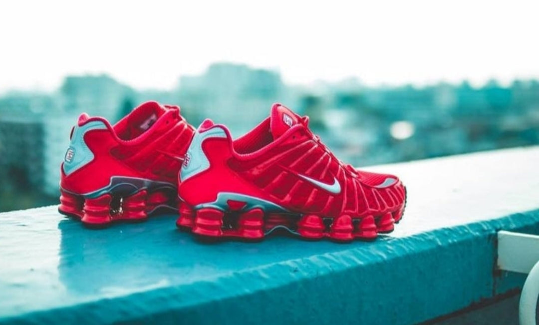 Les baskets Nike Shox TL allient un style avant-gardiste et une innovation technique avancée. Leur design unique et leurs détails sophistiqués.