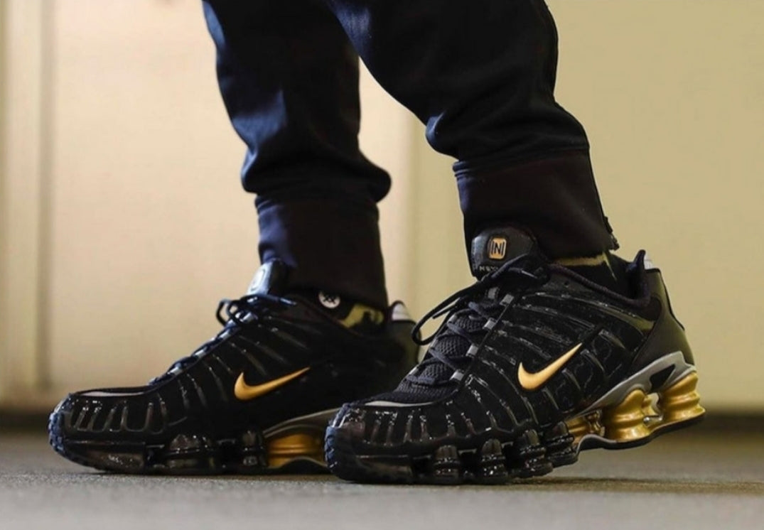 Les baskets Nike Shox TL allient un style avant-gardiste et une innovation technique avancée. Leur design unique et leurs détails sophistiqués.