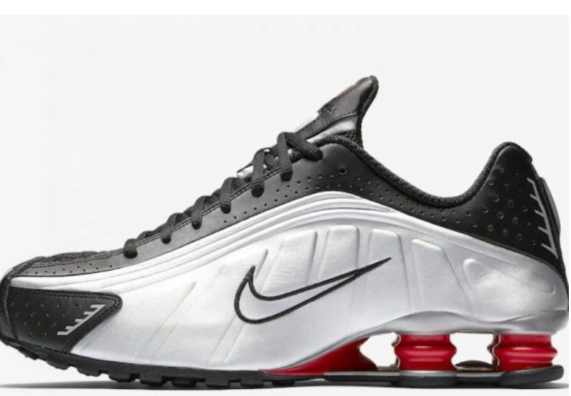Les baskets Nike Shox R4 combinent style audacieux et innovation technologique exceptionnel et indispensable. Pas Cher. Le moins cher.