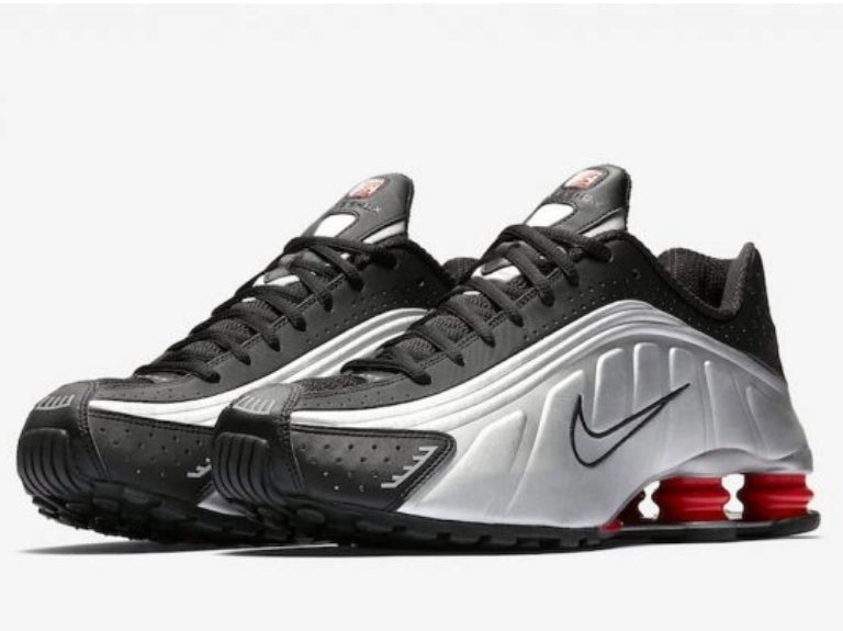 Les baskets Nike Shox R4 combinent style audacieux et innovation technologique exceptionnel et indispensable. Pas Cher. Le moins cher.