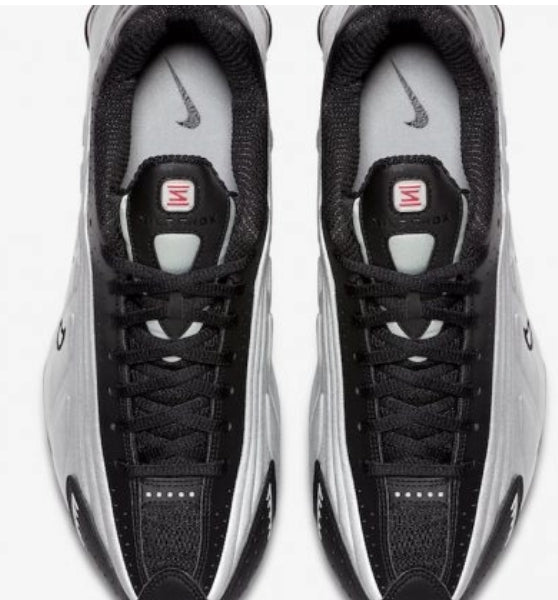 Les baskets Nike Shox R4 combinent style audacieux et innovation technologique exceptionnel et indispensable. Pas Cher. Le moins cher.
