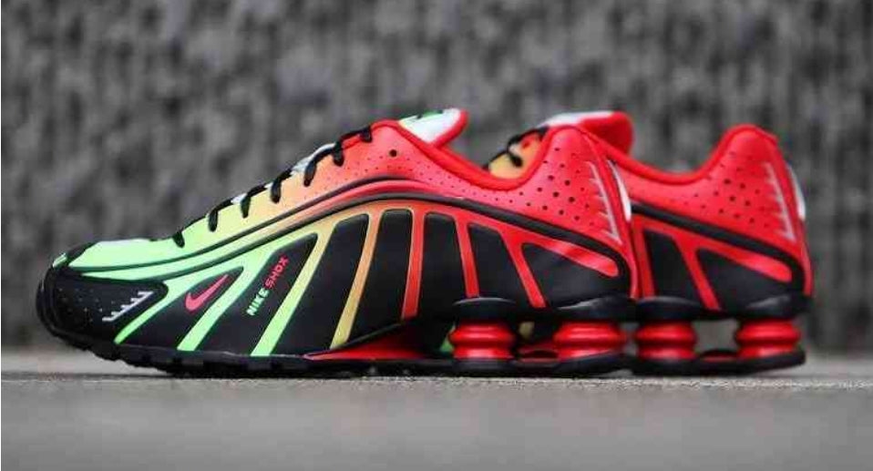 Les baskets Nike Shox R4 combinent style audacieux et innovation technologique exceptionnel et indispensable. Pas Cher. Le moins cher.