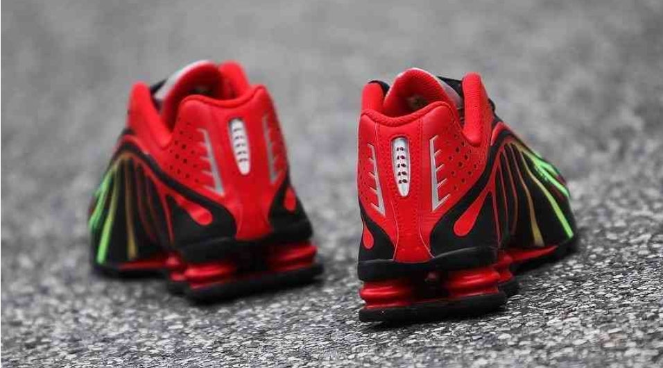 Les baskets Nike Shox R4 combinent style audacieux et innovation technologique exceptionnel et indispensable. Pas Cher. Le moins cher.