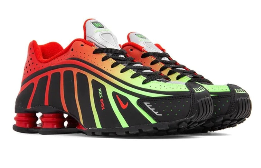 Les baskets Nike Shox R4 combinent style audacieux et innovation technologique exceptionnel et indispensable. Pas Cher. Le moins cher.