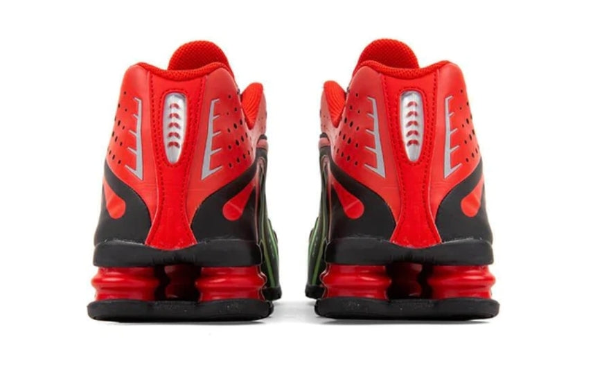 Les baskets Nike Shox R4 combinent style audacieux et innovation technologique exceptionnel et indispensable. Pas Cher. Le moins cher.