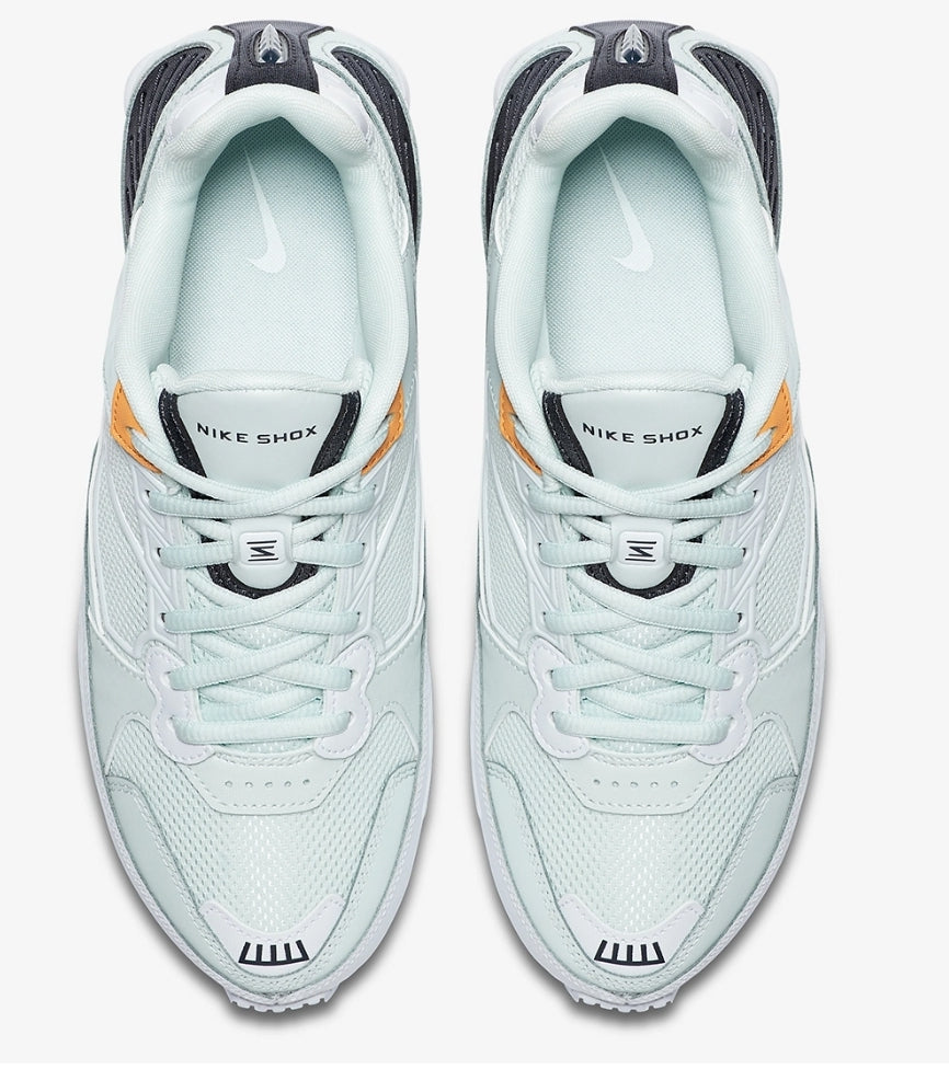 Les baskets Nike Shox Enigma assurent un confort supérieur grâce à la technologie Shox. Les colonnes de soutien au talon procurent un amorti réactif.