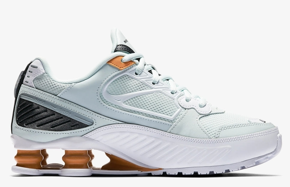 Les baskets Nike Shox Enigma assurent un confort supérieur grâce à la technologie Shox. Les colonnes de soutien au talon procurent un amorti réactif.