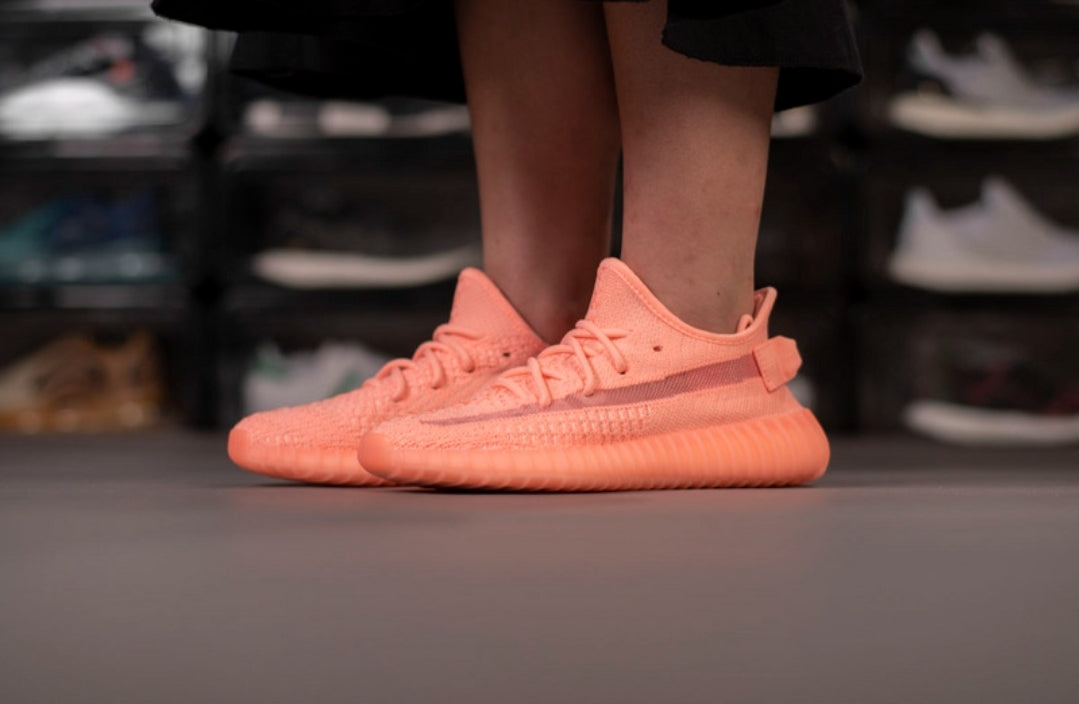 La baskets adidas Yeezy Boost 350 V2 Clay, faisant partie de la collection Region Exclusive, sera exclusivement disponible en Amérique (Nord et Sud).