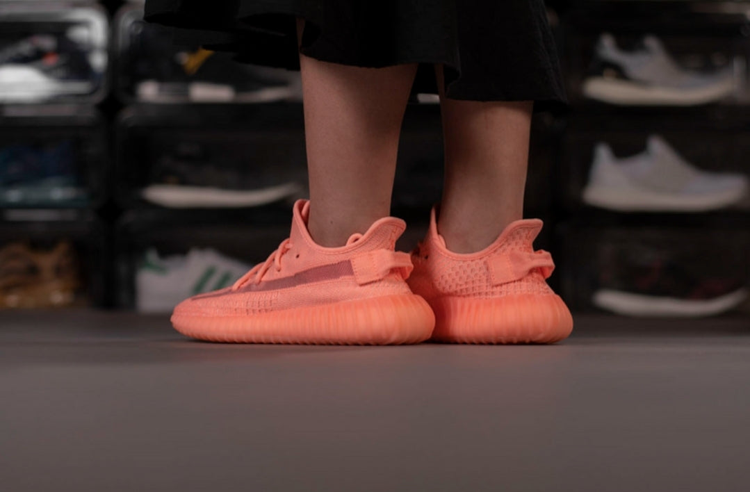 La baskets adidas Yeezy Boost 350 V2 Clay, faisant partie de la collection Region Exclusive, sera exclusivement disponible en Amérique (Nord et Sud).