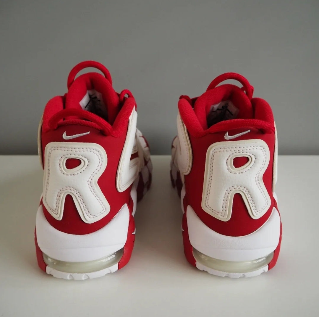 Les baskets Nike Air Uptempo combinent style audacieux et innovation. Leur design emblématique et leurs lettres surdimensionnées . Pas cher. Le moins cher.