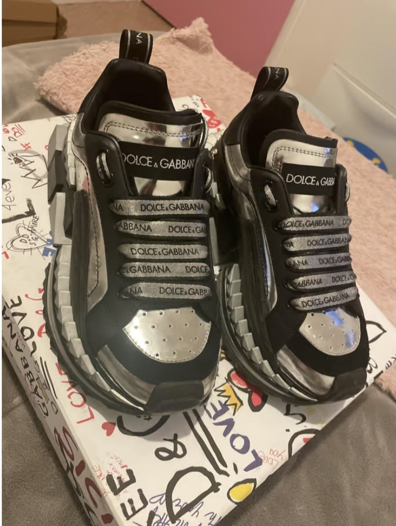 Les baskets sneakers Dolce & Gabbana incarnent un style emblématique et un luxe italien.
 leur design élégant.pas cher . Le moins cher.