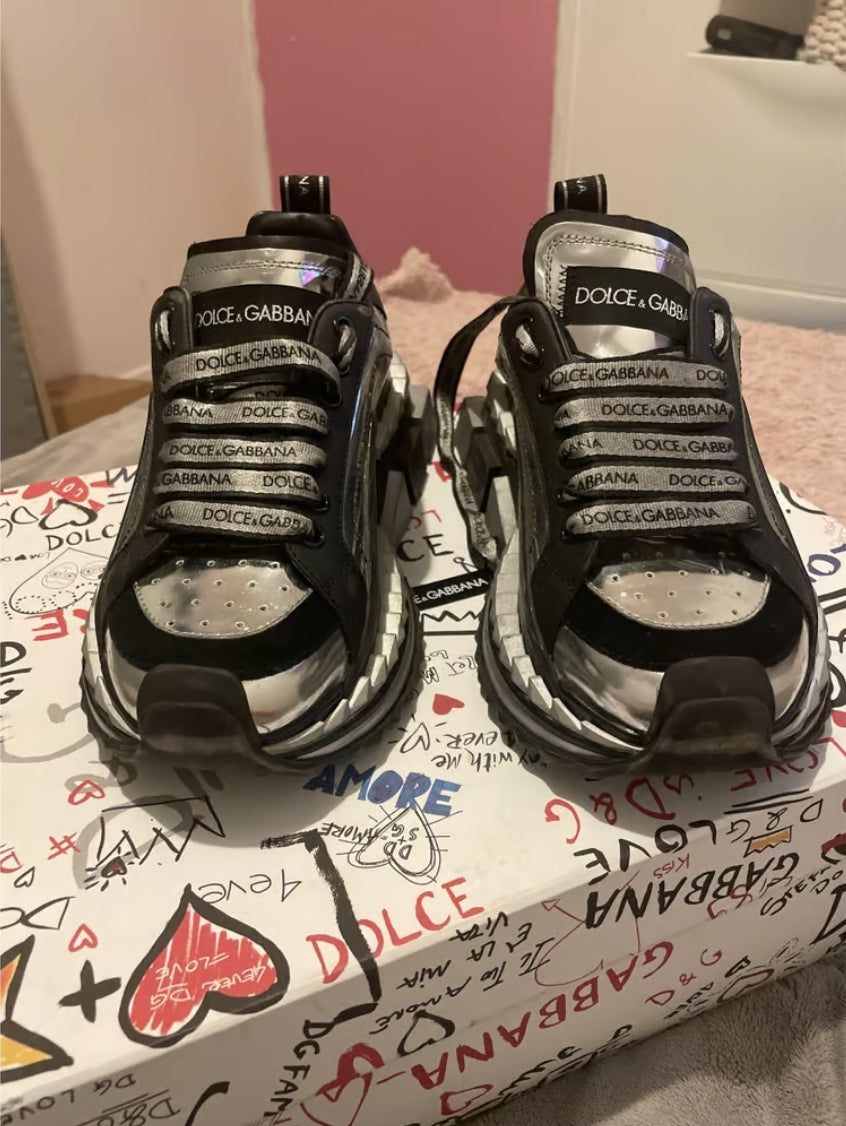 Les baskets sneakers Dolce & Gabbana incarnent un style emblématique et un luxe italien.
 leur design élégant.pas cher . Le moins cher.