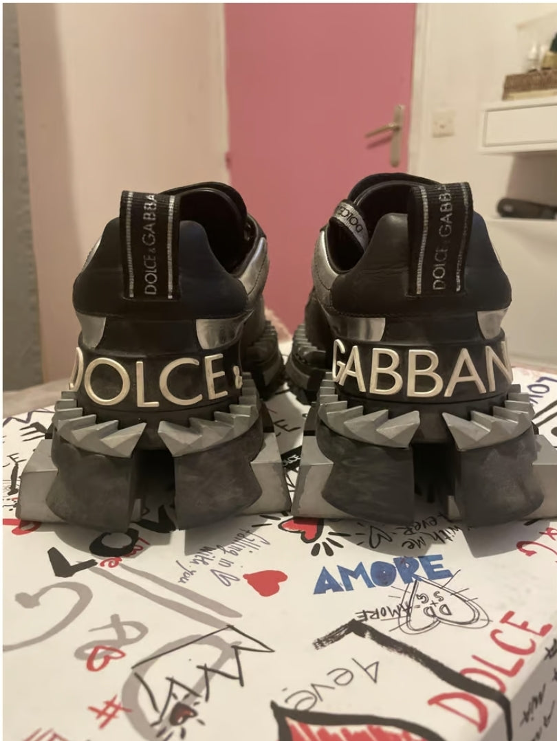 Les baskets sneakers Dolce & Gabbana incarnent un style emblématique et un luxe italien.
 leur design élégant.pas cher . Le moins cher.