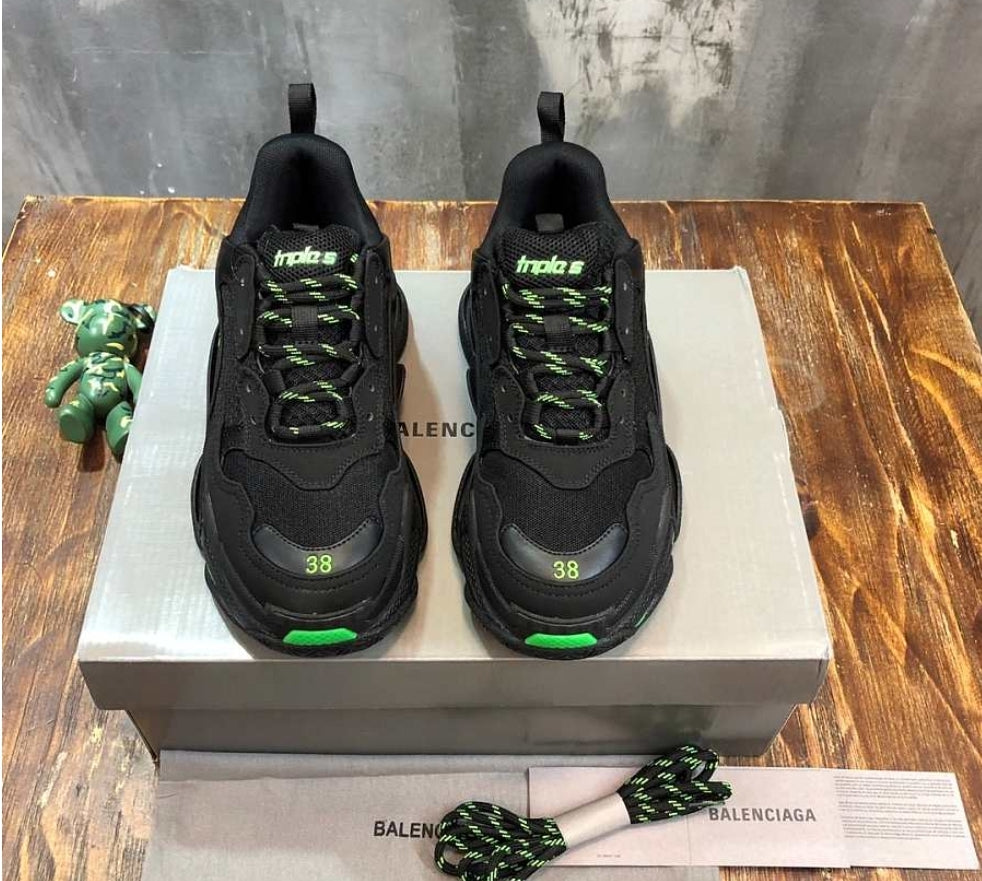 Les baskets Balenciaga Triple S incarnent un style emblématique et incontournable un luxe contemporain.
leur design novateur. Le moins cher.